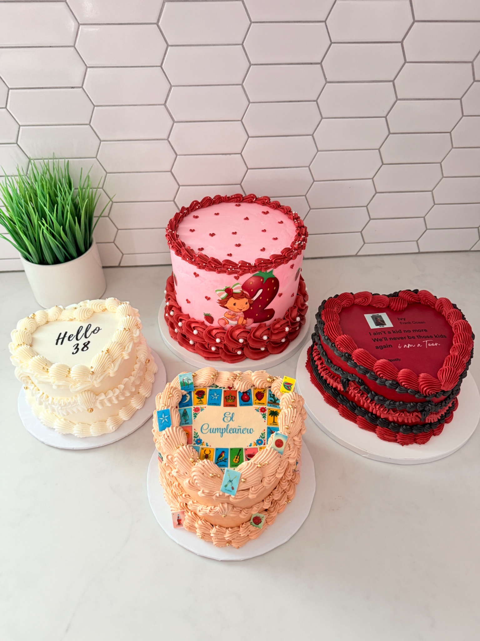 La Dulce Monarca personalized cakes collection